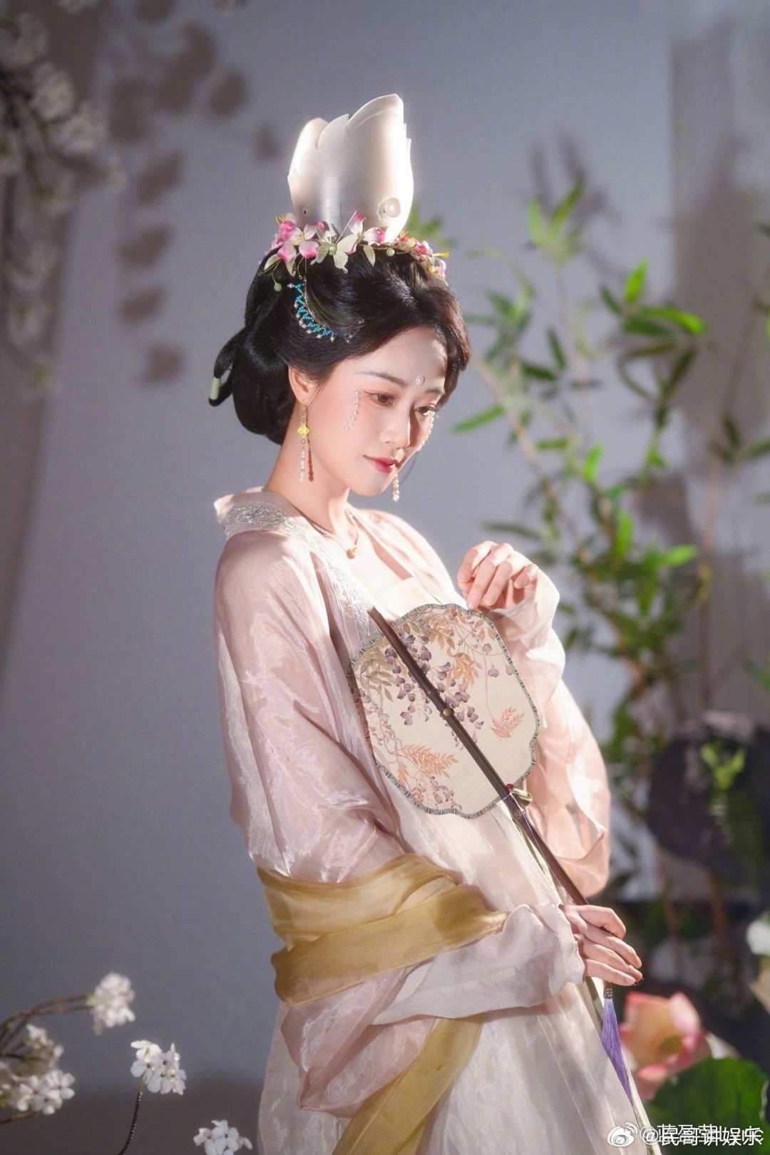 蓝盈莹宋式泪妆这才是中式美学的正确打开方式！珍珠泪妆衬得她眼尾含情，柔婉中带着利