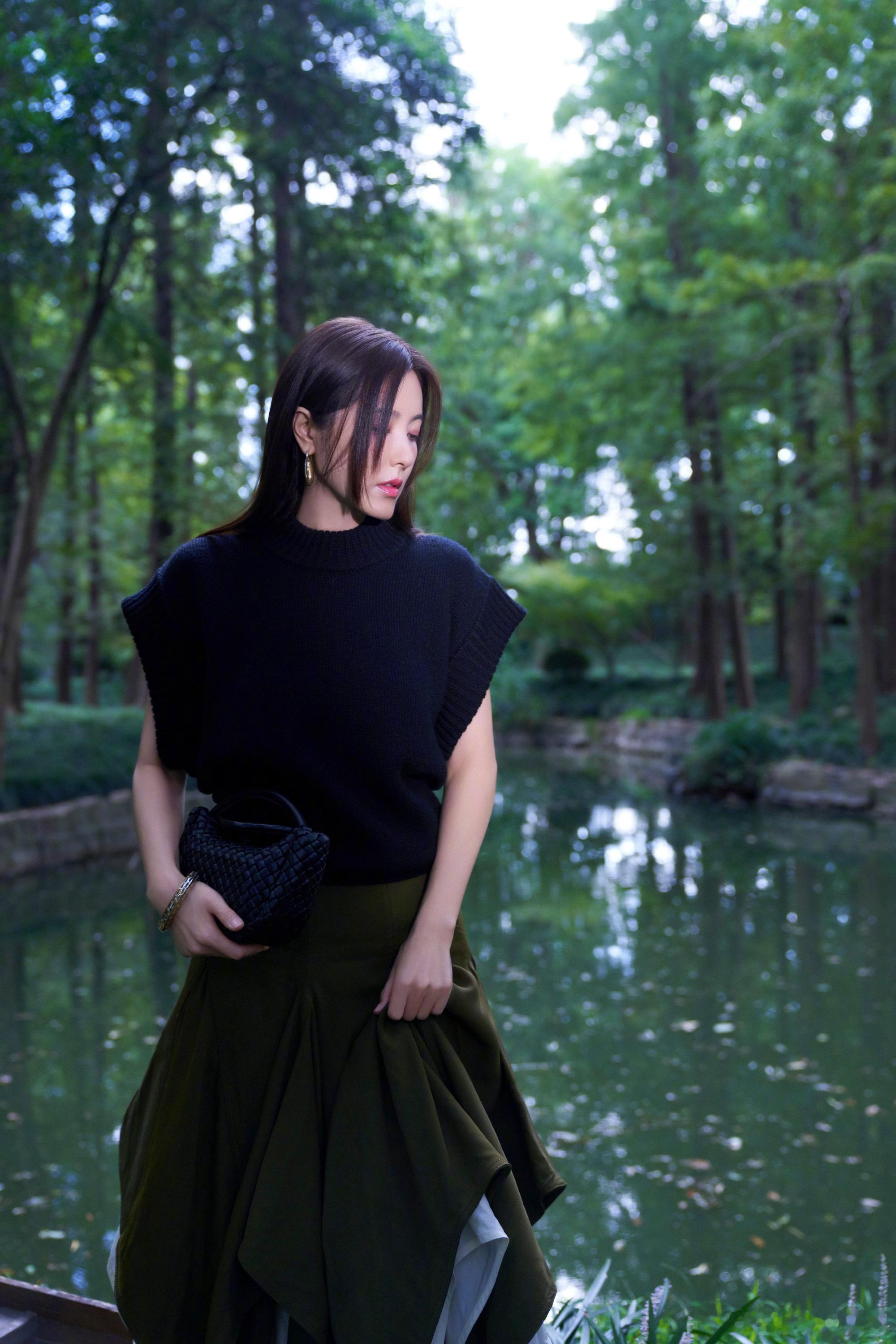 #曾黎绿色火焰裙#今日，在微博晒出自己的最新时尚大片，绿色火焰裙好衬气质，上身是