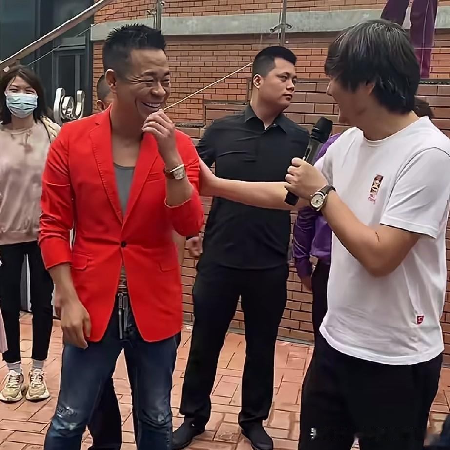 孙浩长的黑不溜秋、五大三粗的，在《主角》里却演了一个旦角，他的长相普通，但和王大