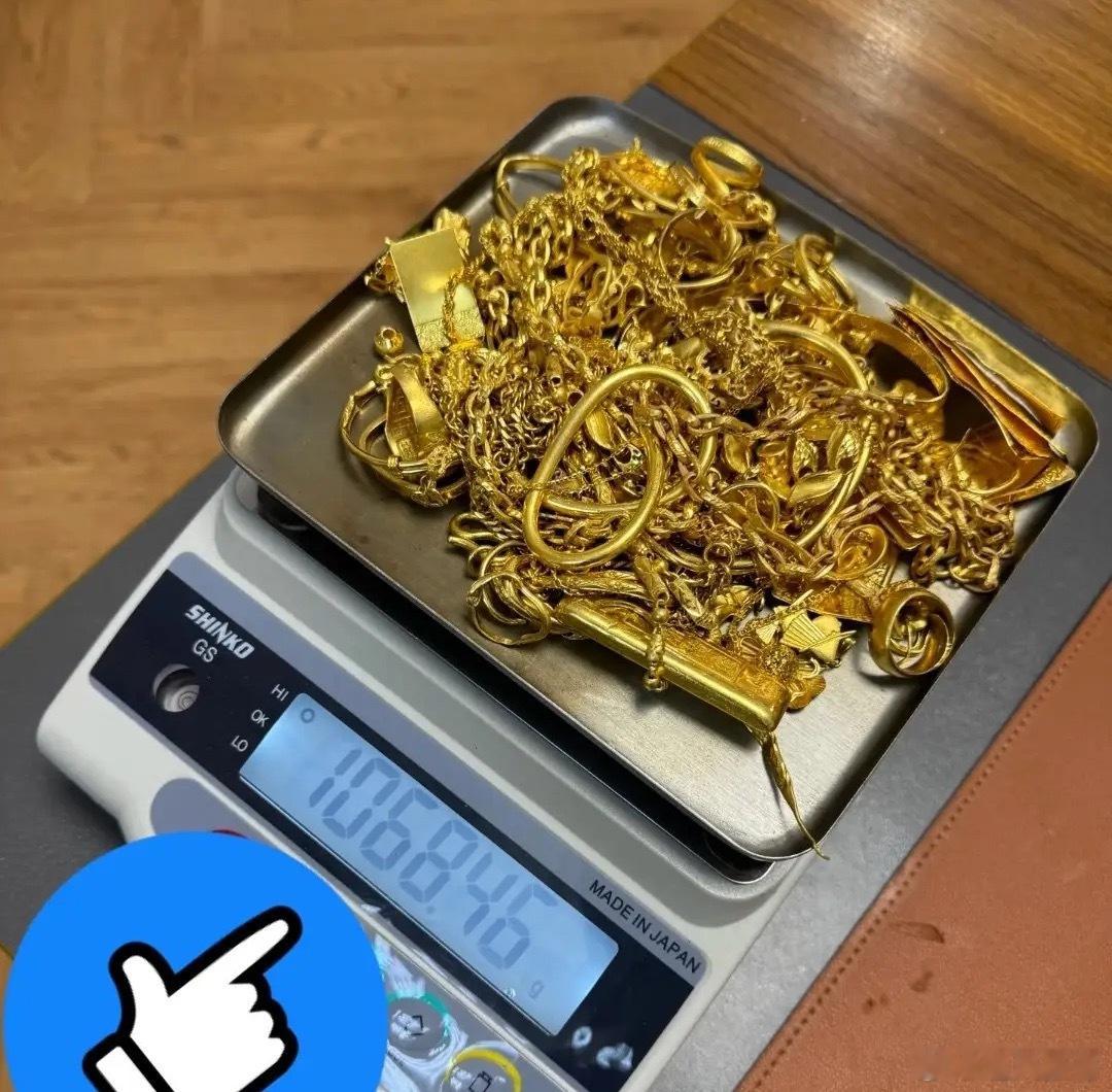 金价突破1400元金价这是疯了吧？今天一看又涨了十几块！昨天刚卖金饰的朋友还在庆