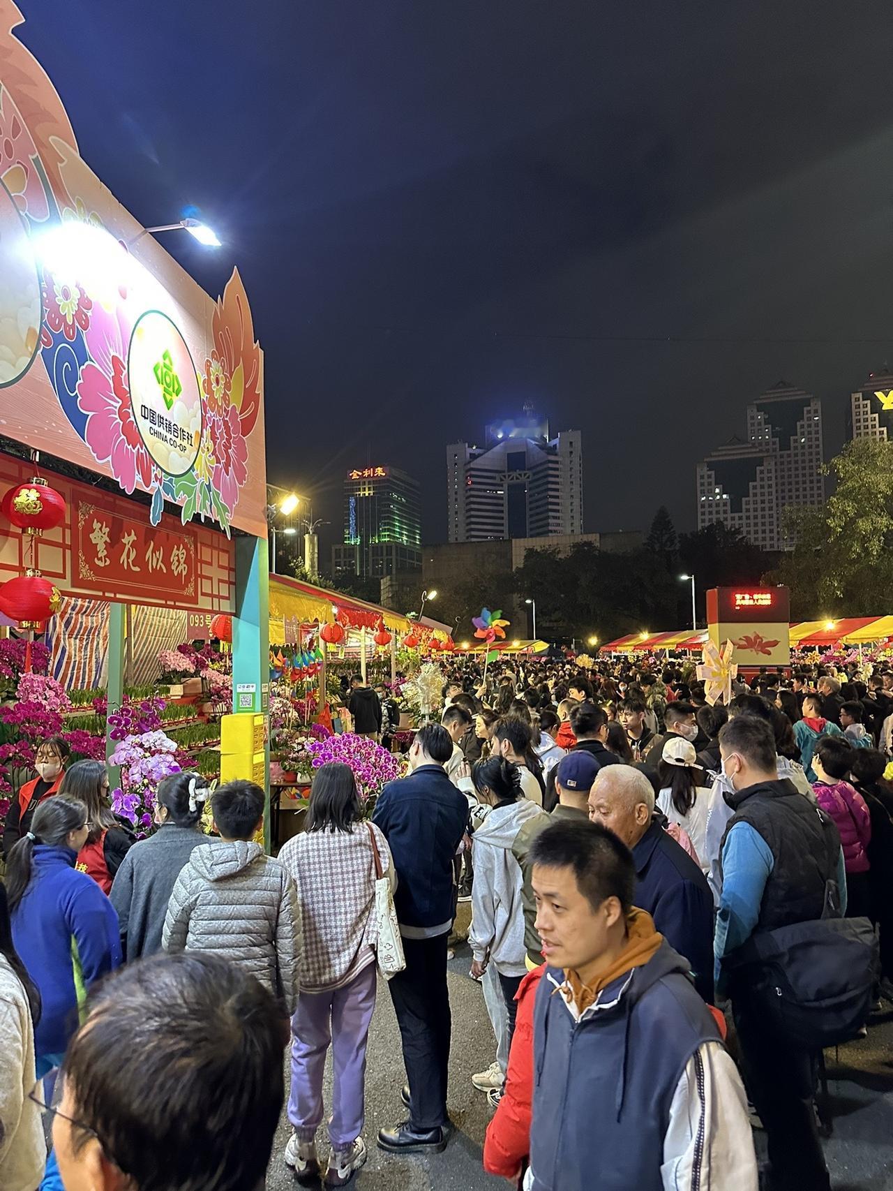 春节前夕，广州的大街小巷都摆满了鲜花、盆桔，各大公园都举办迎春花展，特别是除夕前