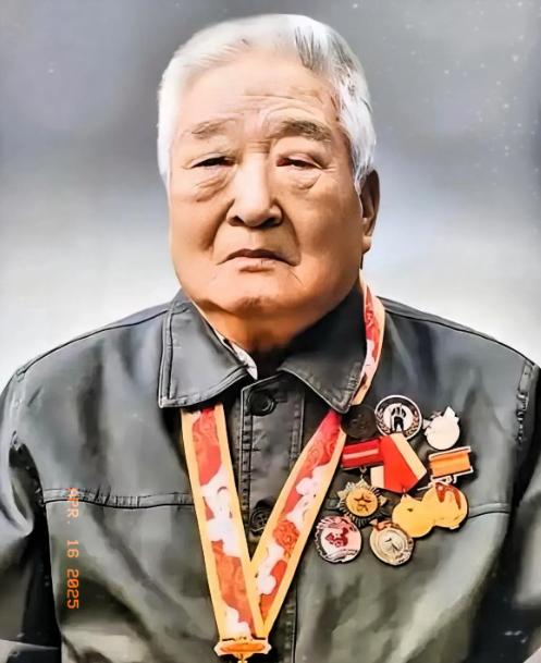 .泪目了！云南一位96岁的退休教师离世，学校整理资料时才发现：这位老教师竟然曾三