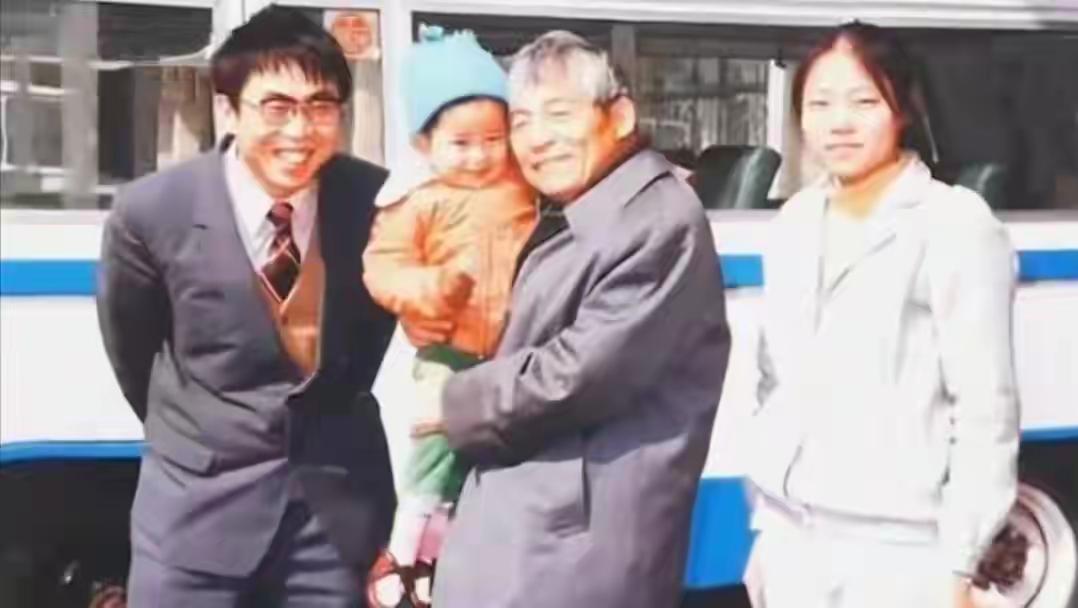 王铎：聂卫平看着第一个孩子的时候