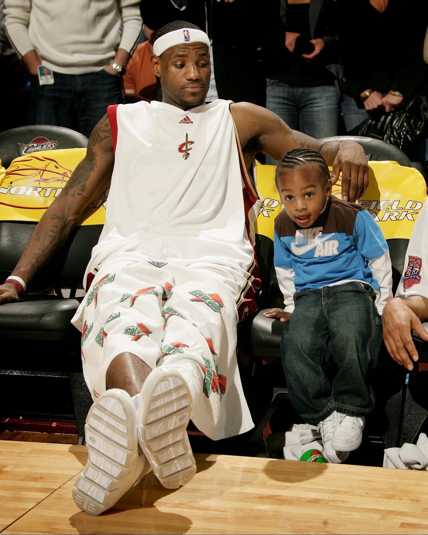 在篮球氛围里成长起来的孩子 