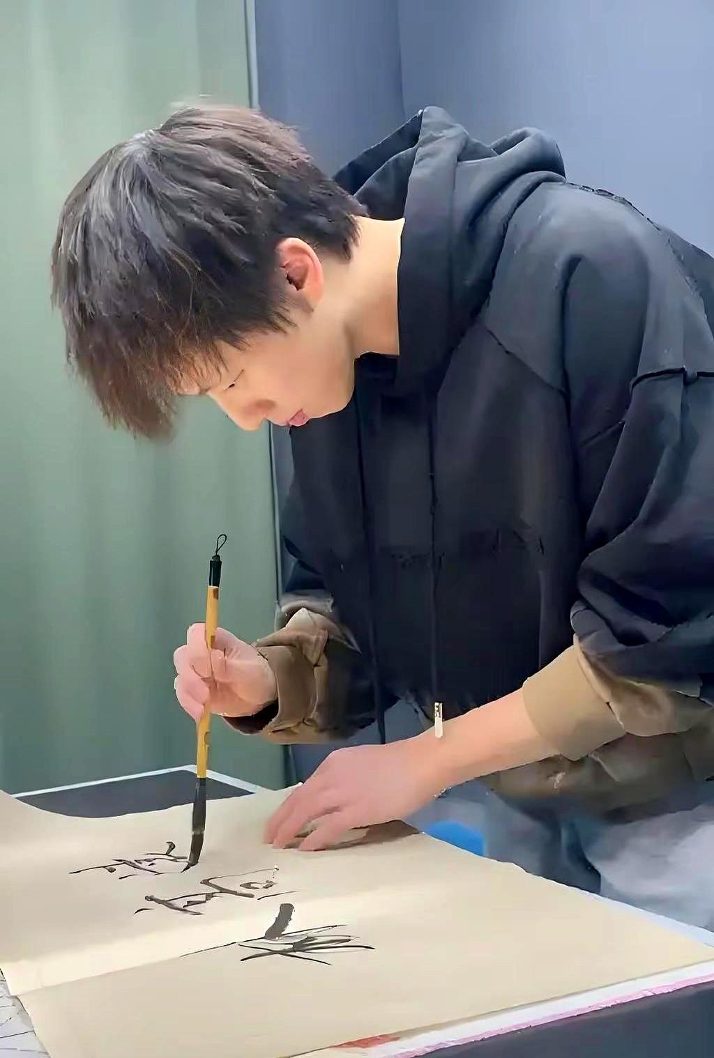 别只看他打球，林高远的另一面绝了。
赛场上他是那个左手横板弧圈结合快攻，反手拧拉