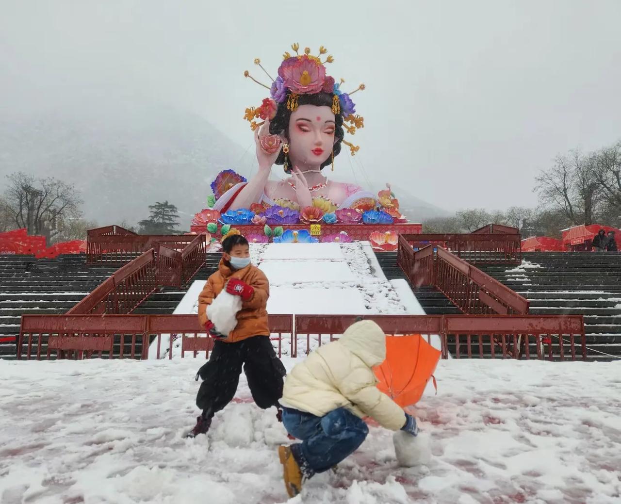 陕西骊山、雪后的华清宫：
看白雪轻覆宫墙，
听落雪低语千年，
一场雪，梦回长安，