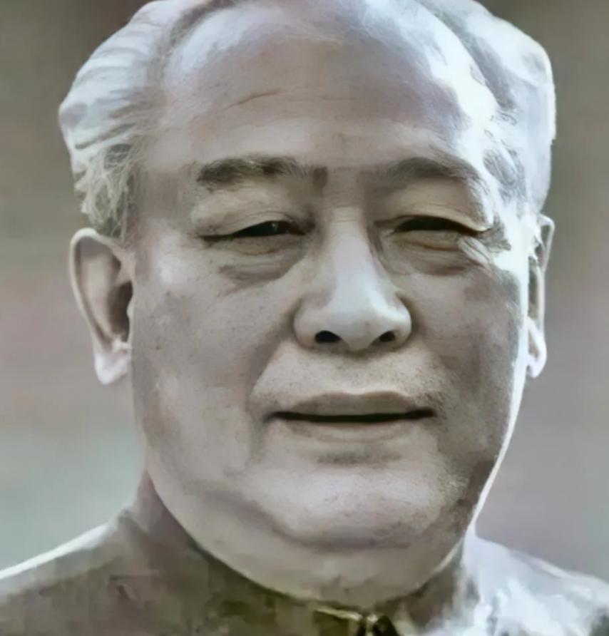 1983年，余秋里回乡探亲，亲弟弟竟死活不见。村长上门，亲自去拽都没用，弟弟余财