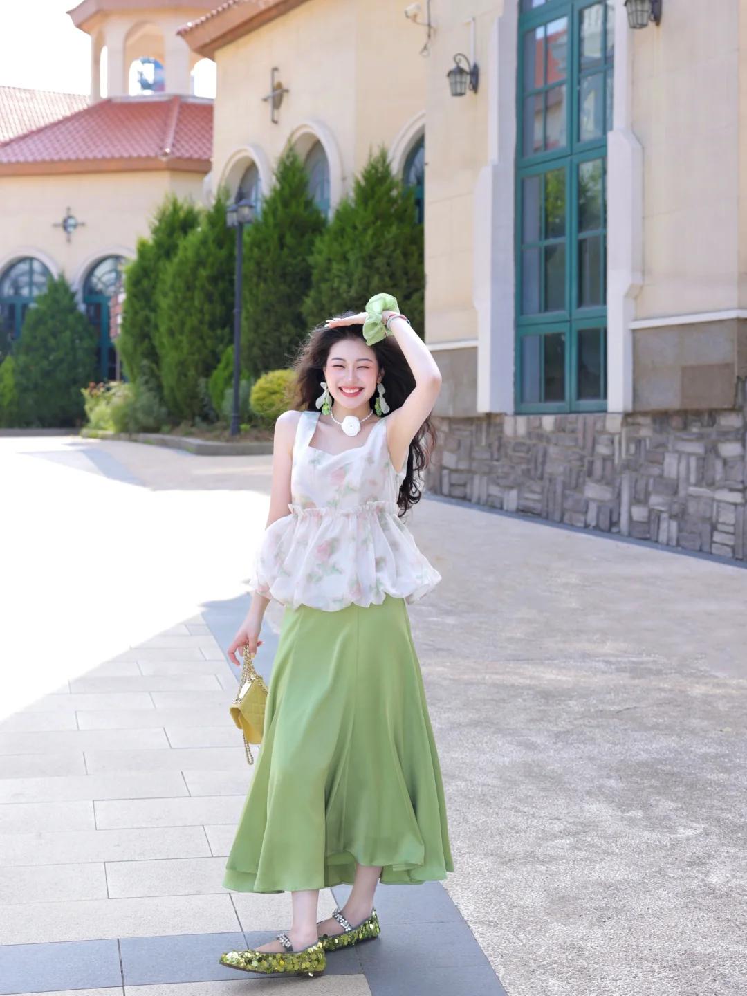 #夏日生活打卡季#🌸清新夏日，白绿碰撞的温柔浪漫💚👗
白色印花无袖娃娃衫，