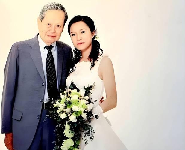 杨振宁逝世，翁帆的“纯净世界”从此缺了一角
 
那个说翁帆是“上帝给他的最后一份