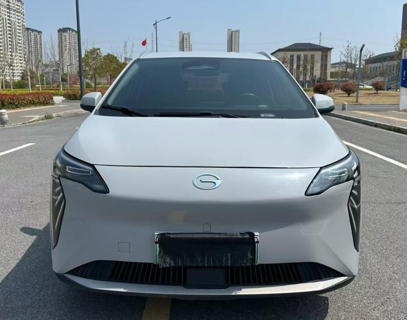 埃安Y Plus的外观还是很有亮点的，辨识度很高，整个外观造型胖乎乎的，但是又没