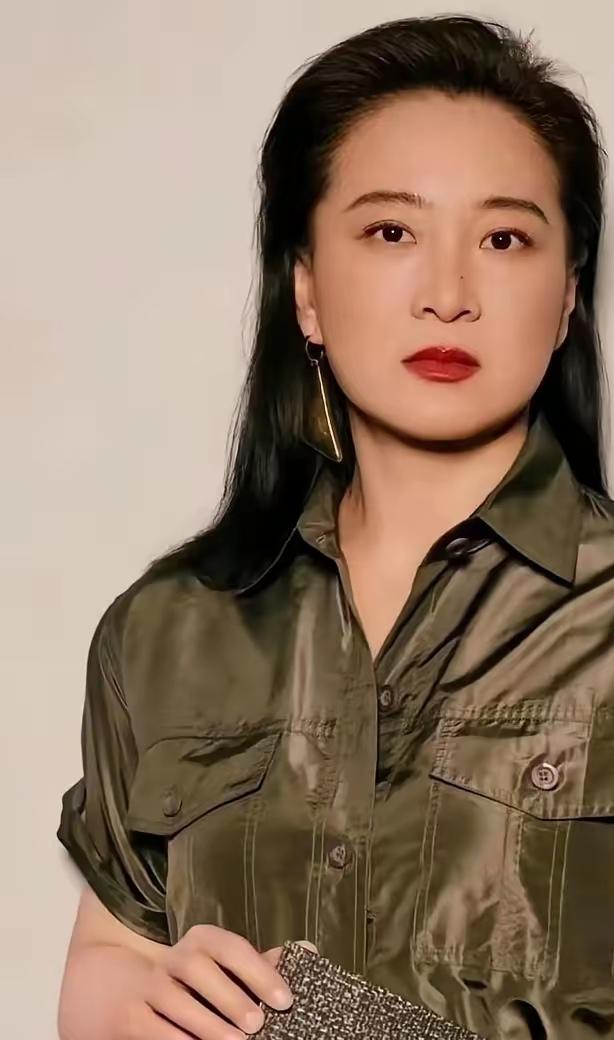 现在的贾玲，真是让雷佳音说准了：瘦下来的她就像新认识的人，浑身上下找不到半分过去