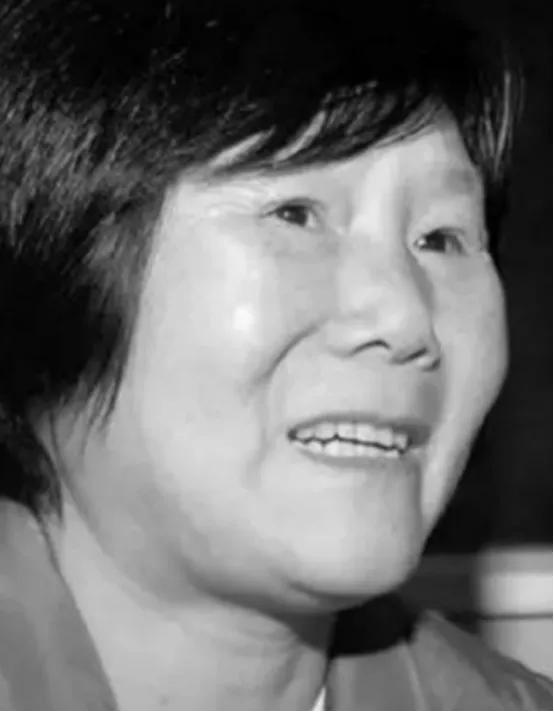 1975年，湖北神农架几名妇女正在田里挖洋芋时，一位女孩因为内急跑去树林中解决，