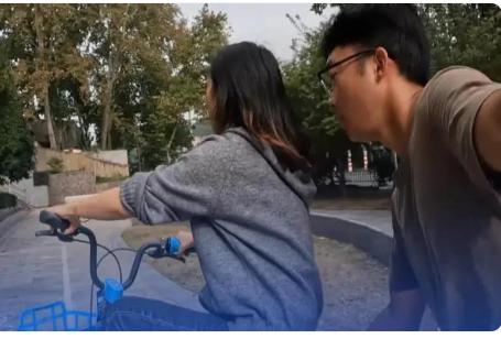 提到研究生，你是不是想到实验室、论文、高端职场？但有人偏不走寻常路教人骑自行车，