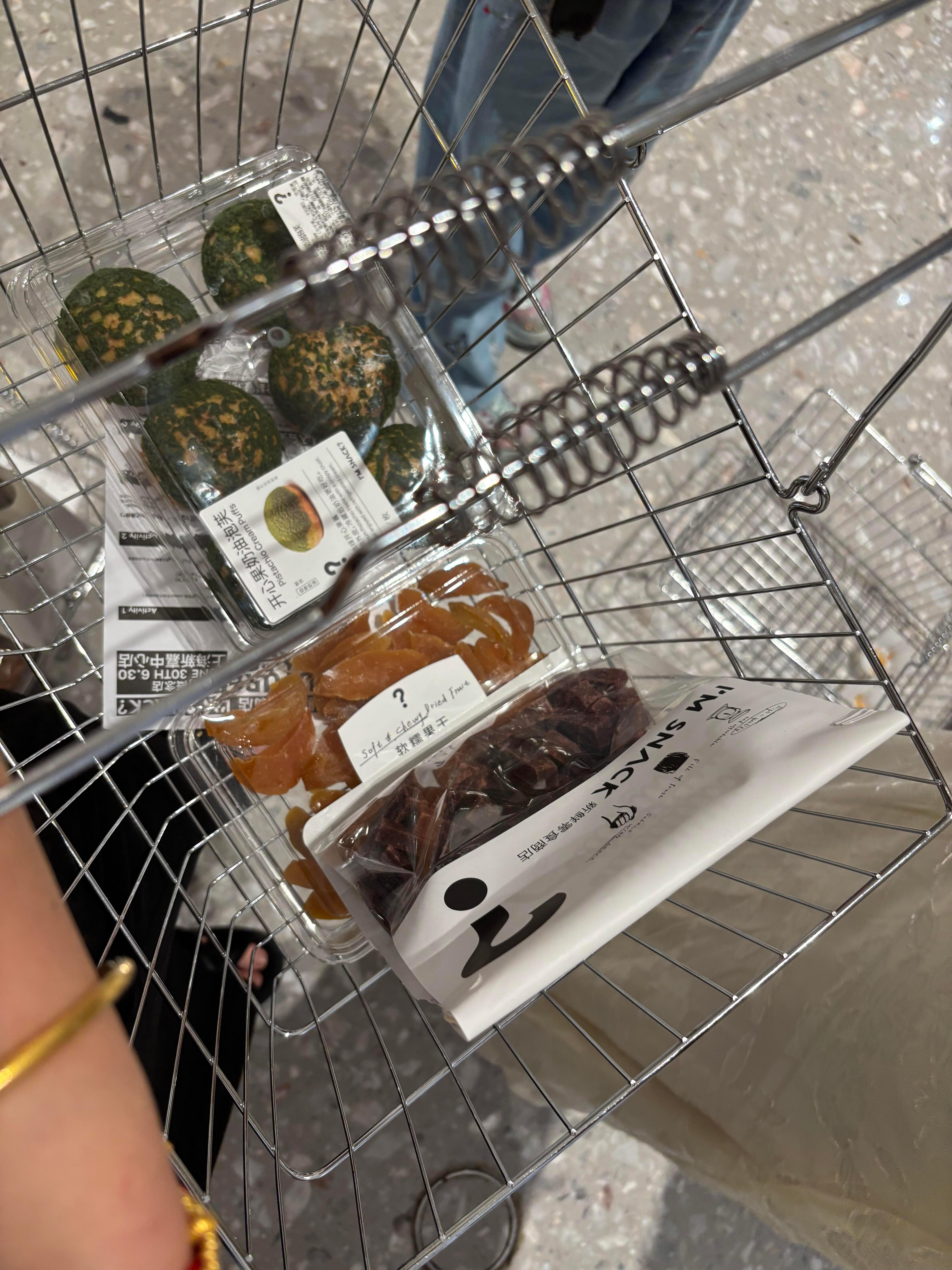 我没有不知足啊,所有痛苦我都忍气吞声了不是吗。 