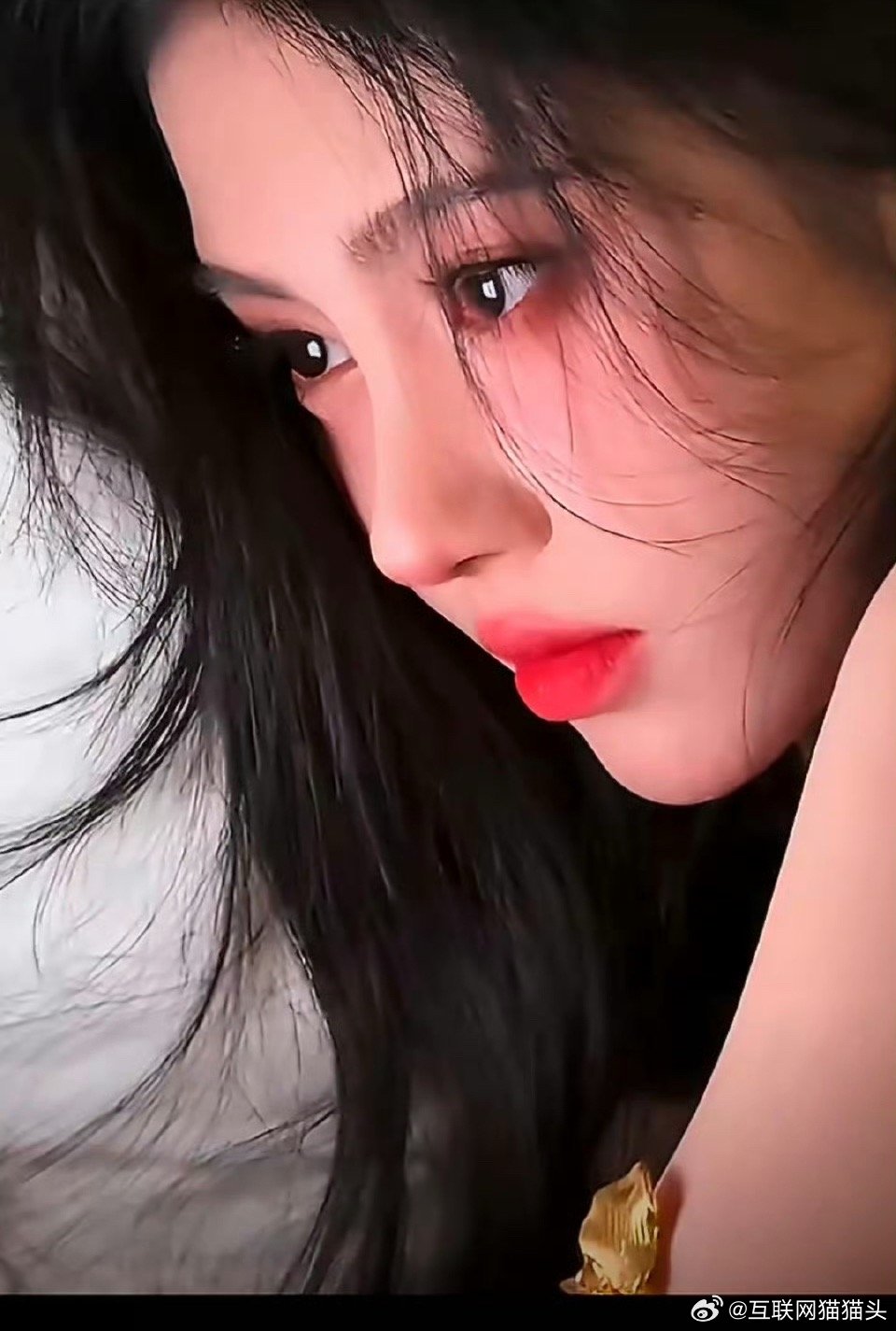 华天崎给鞠婧祎化通勤妆顶级化妆师搭配高颜值艺人，这组通勤妆真的太绝了！干净利落又