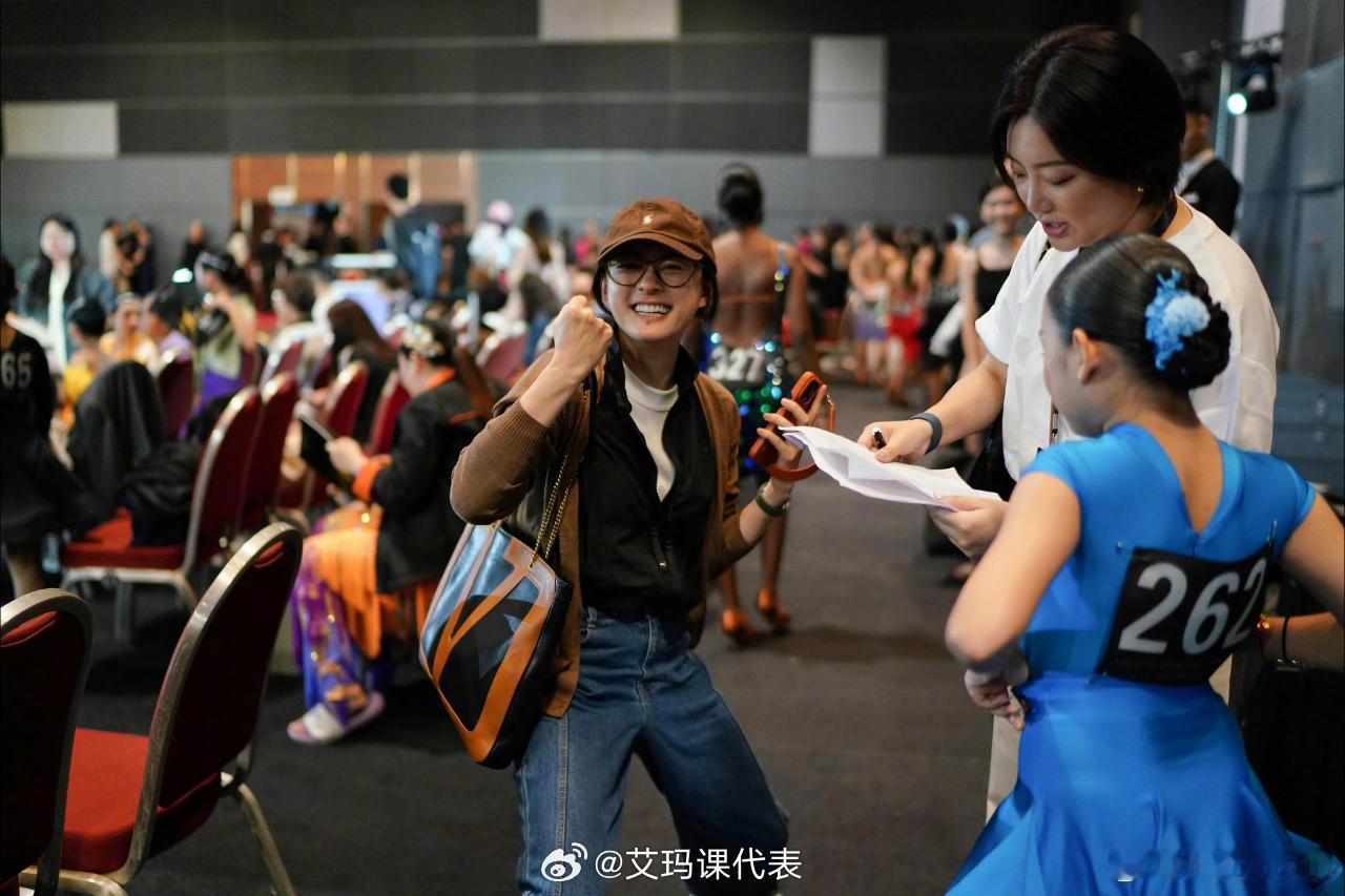 孙俪陪女儿参加拉丁舞比赛  孙俪晒女儿拉丁舞比赛照 小花好优秀，老母亲激动成表情