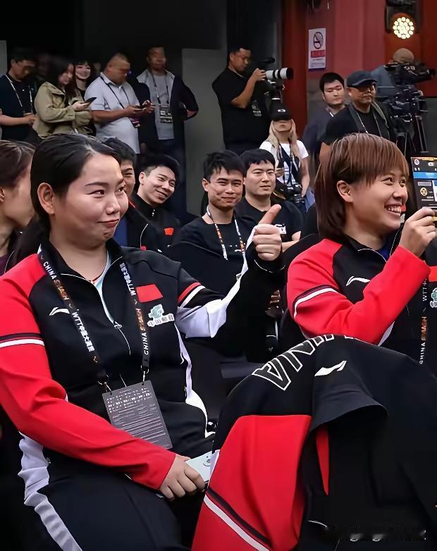 大头给何卓佳
抽了个好签：
首局迎战王曼昱
怪不得何卓佳
表情包多多……

旁边