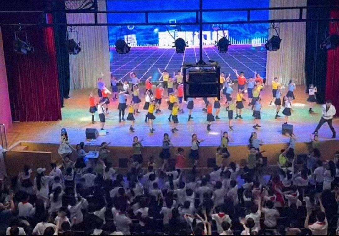 “全民街舞”因王一博而起，这句话应该是街舞圈和大众的共识，是一次次王一博带着街舞