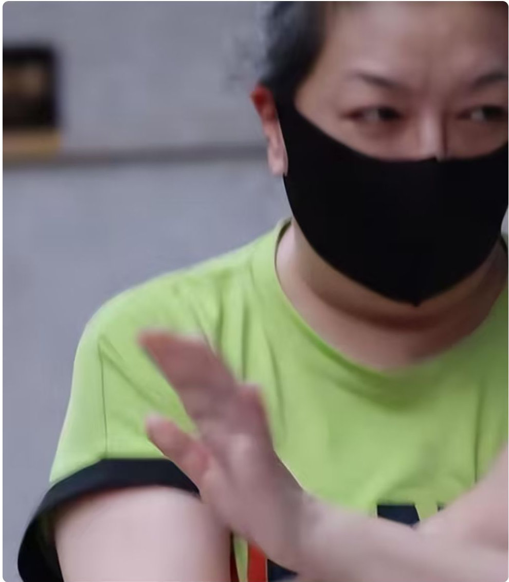 58岁江珊手按心脏下班，满头银丝步履蹒跚，网友目测体重超150斤 