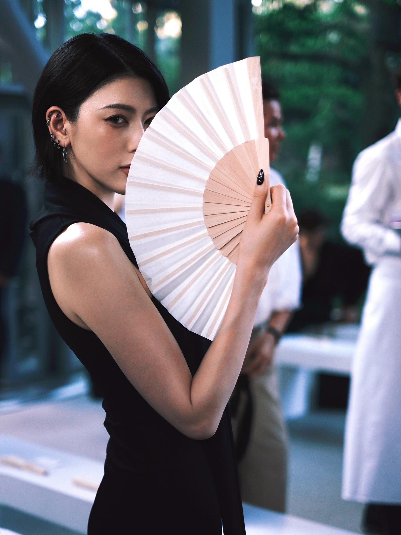 三吉彩花画报，冷艳优雅！