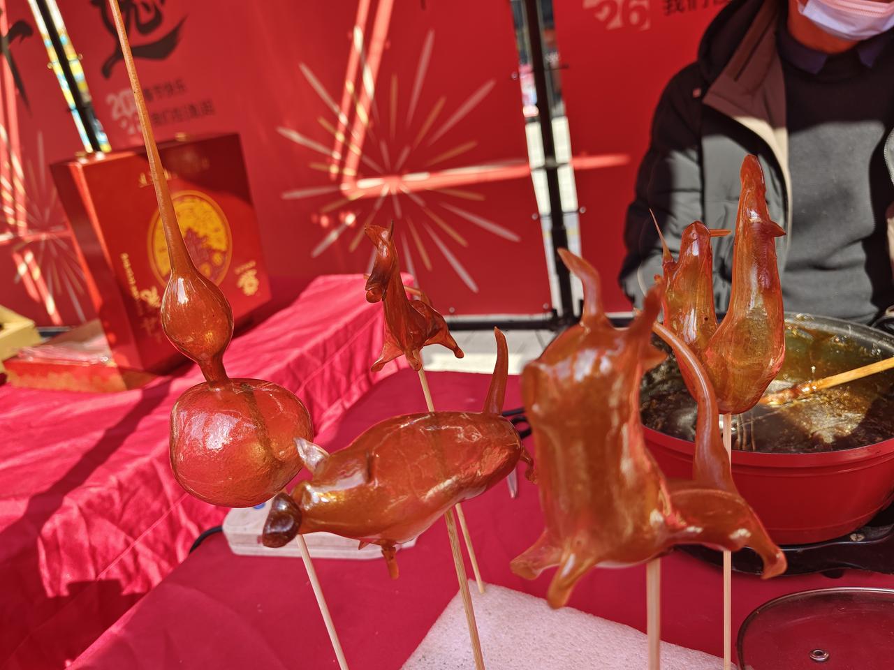 嗖嗖的寒风中，这些糖画招不来消费的小朋友，想把它们都买下来，但俺吃不了，主要是不