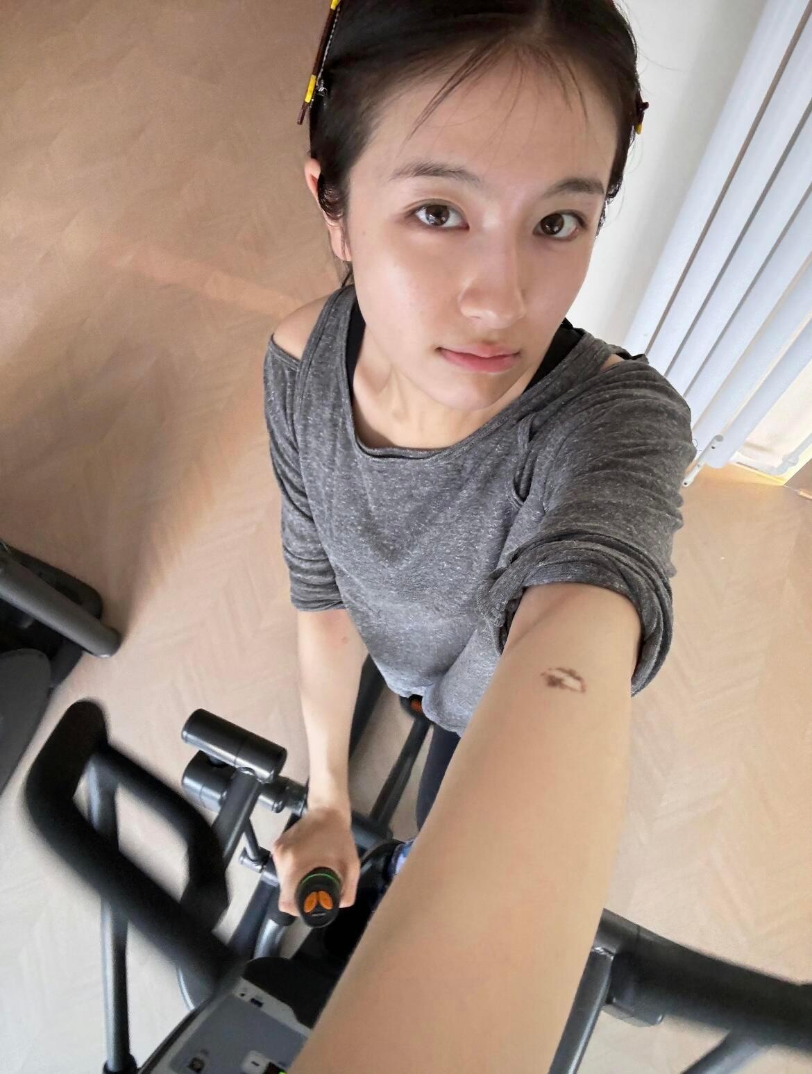 谁懂李兰迪这健身素颜。。。太抗打噜我的宝！小脸儿好白好嫩，好羡慕呜呜~﻿ ​​​