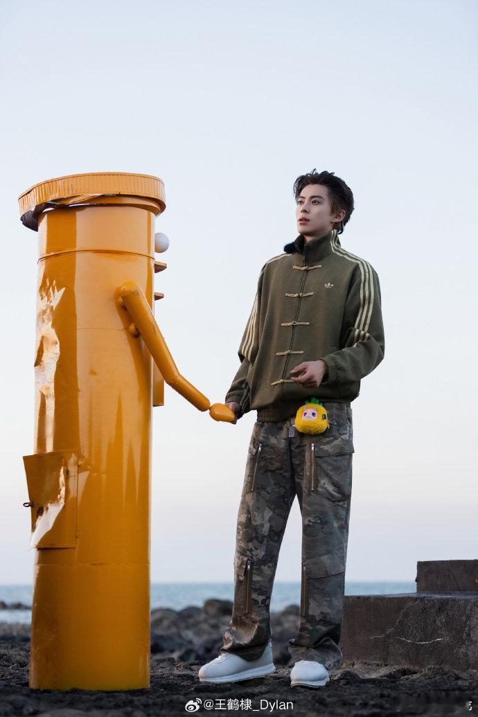 王鹤棣沈月一起带娃没有偶像包袱，完全放开自己，认真跟着节奏带娃，这样的两个人看着