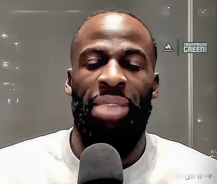 勇士恶汉追梦格林真是语出惊人啊！
格林在今天的播客节目中谈到老对手狄龙时说道：“