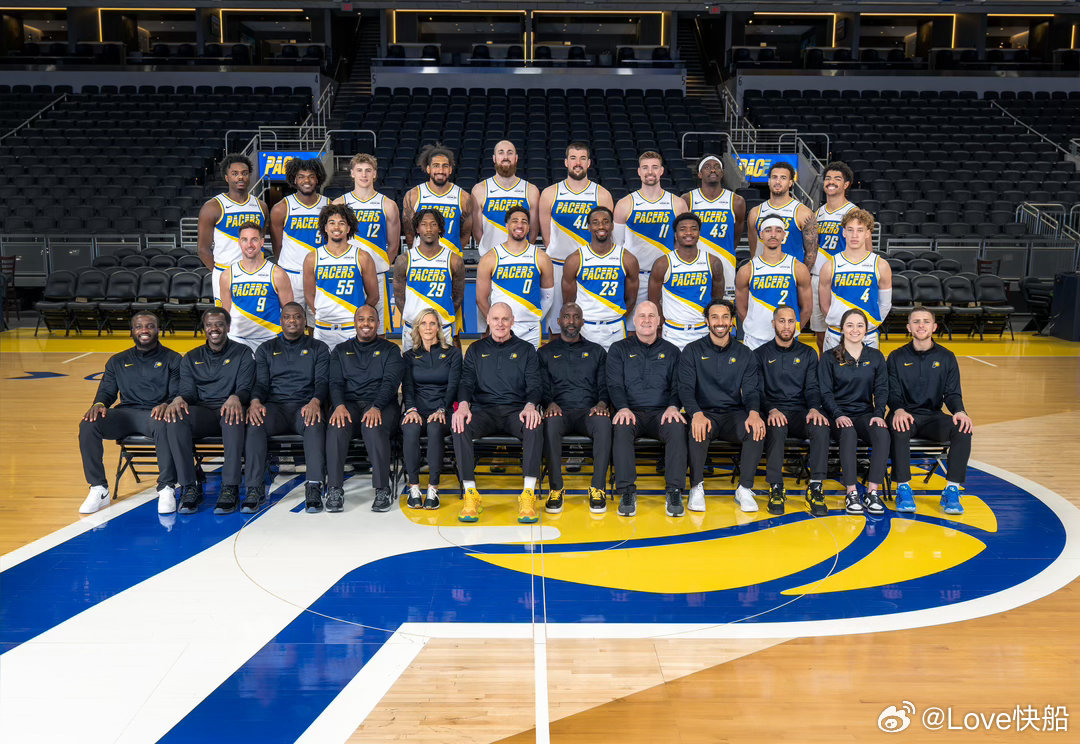 步行者拍摄25-26赛季全家福，下赛季准备卷土重来！ 