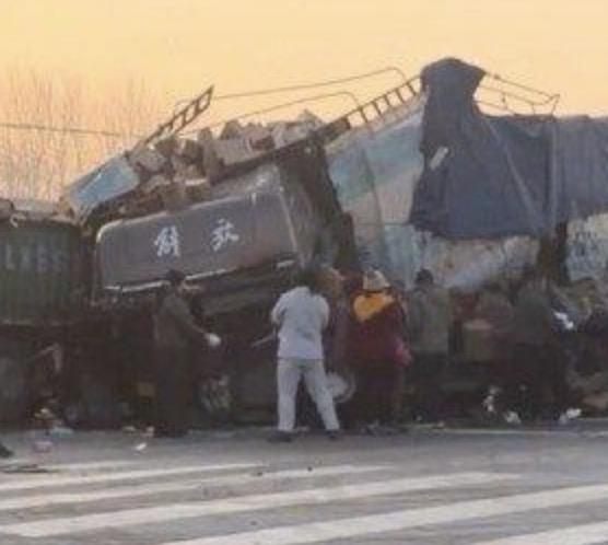 又一起哄抢事件！这起哄抢事件是发生在12月25日的周口鹿邑，当时有一辆大货车发生