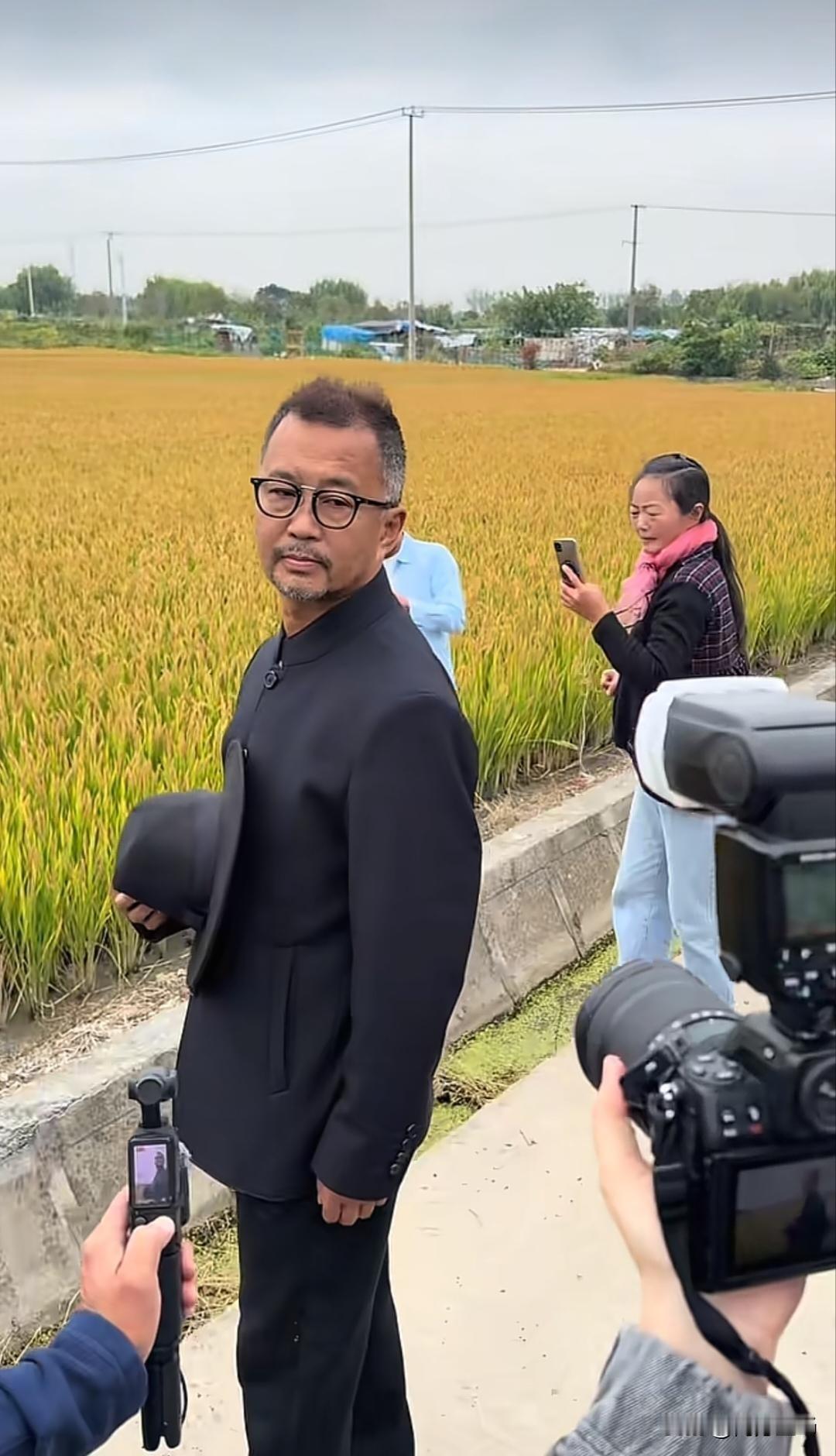 远远看到，稻田边一群主播围着一个人狂拍。定睛一看，这不是上海流浪大师、著名文化学