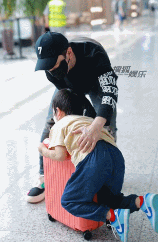 黄晓明，引发热议！

7月21日，当很多人都已经入睡时，黄晓明却悄悄登上热搜，这