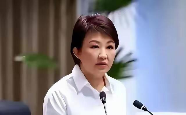 倚美谋独一一蔡英文与卢秀燕自掘坟墓（七绝）
 
跪美舔欧卢秀燕，抗中夸赞蔡英文。