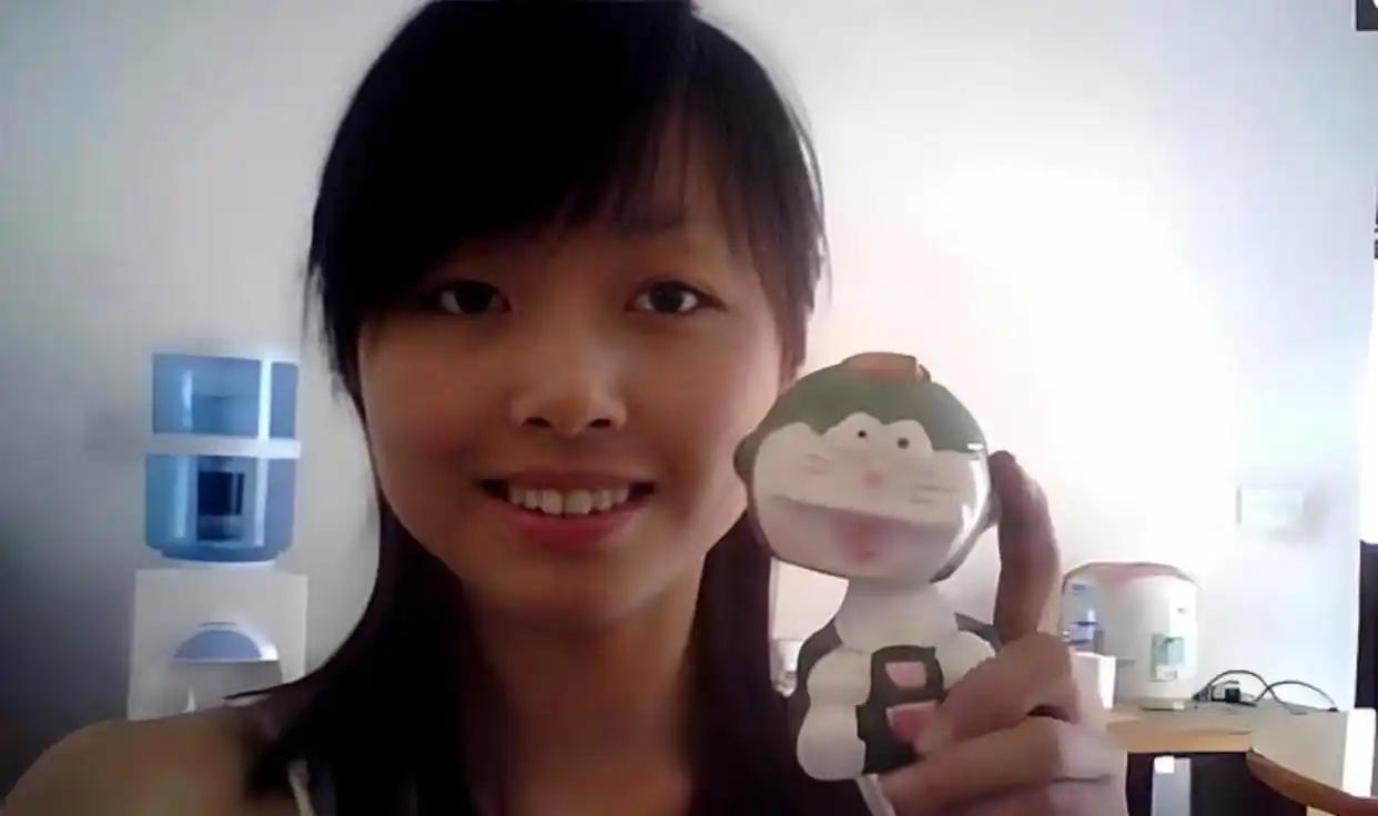 2008年，她被埋进废墟，身体断成三截，救援人员赶到时，发现她用身体死死护住一个