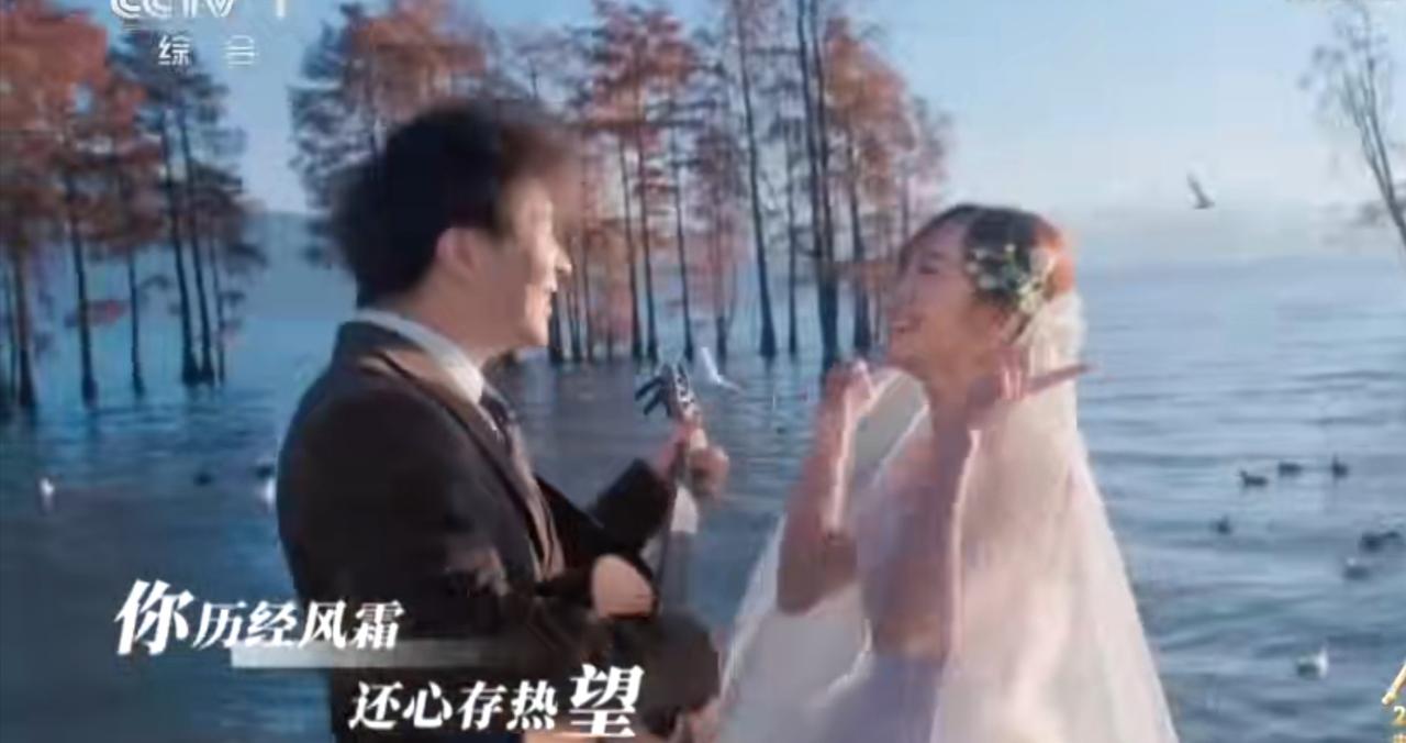 湖水边新人相视而笑的温柔，大棚里农人绽放的笑颜，田垄间红高粱沉甸甸的饱满，拼凑出