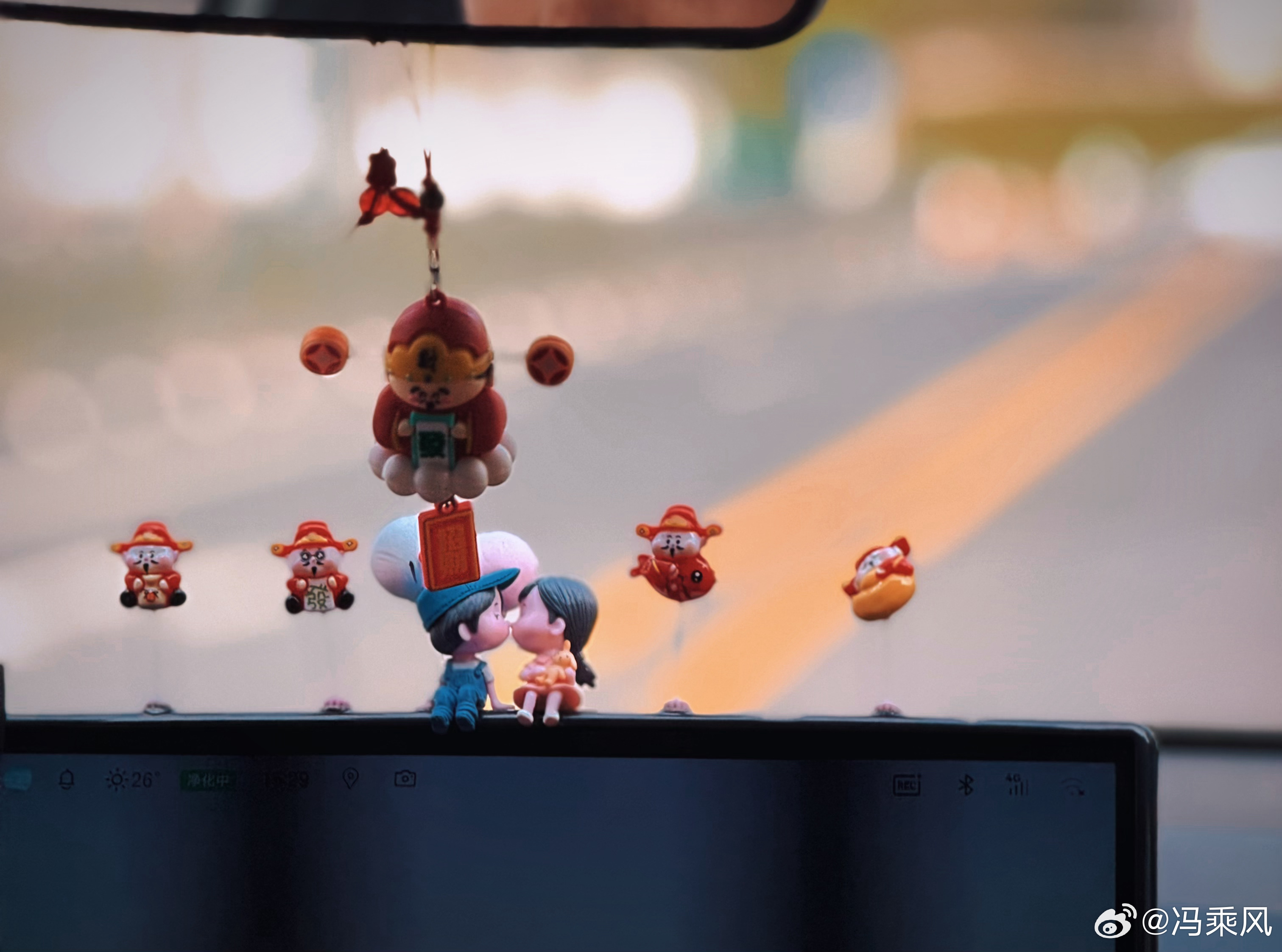 也不是所有网约车都臭嘛，你看人家车又干净、又有情调，生活是自己的，这不挺好么。