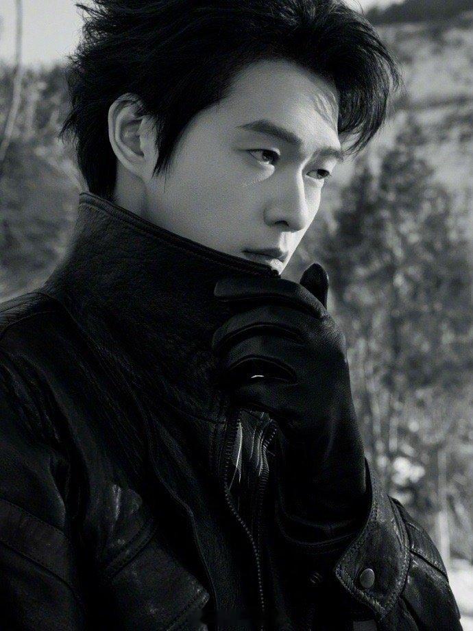 魏大勋9宫格3张插兜3张摸领子 从插兜到摸领子，魏大勋用最经典的pose完成了最