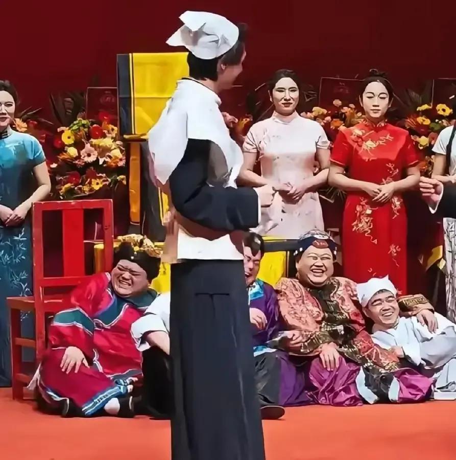 别学德云社的相声，学它的军事化管理。

郭德纲后台一句“全社上《福寿全》”，30