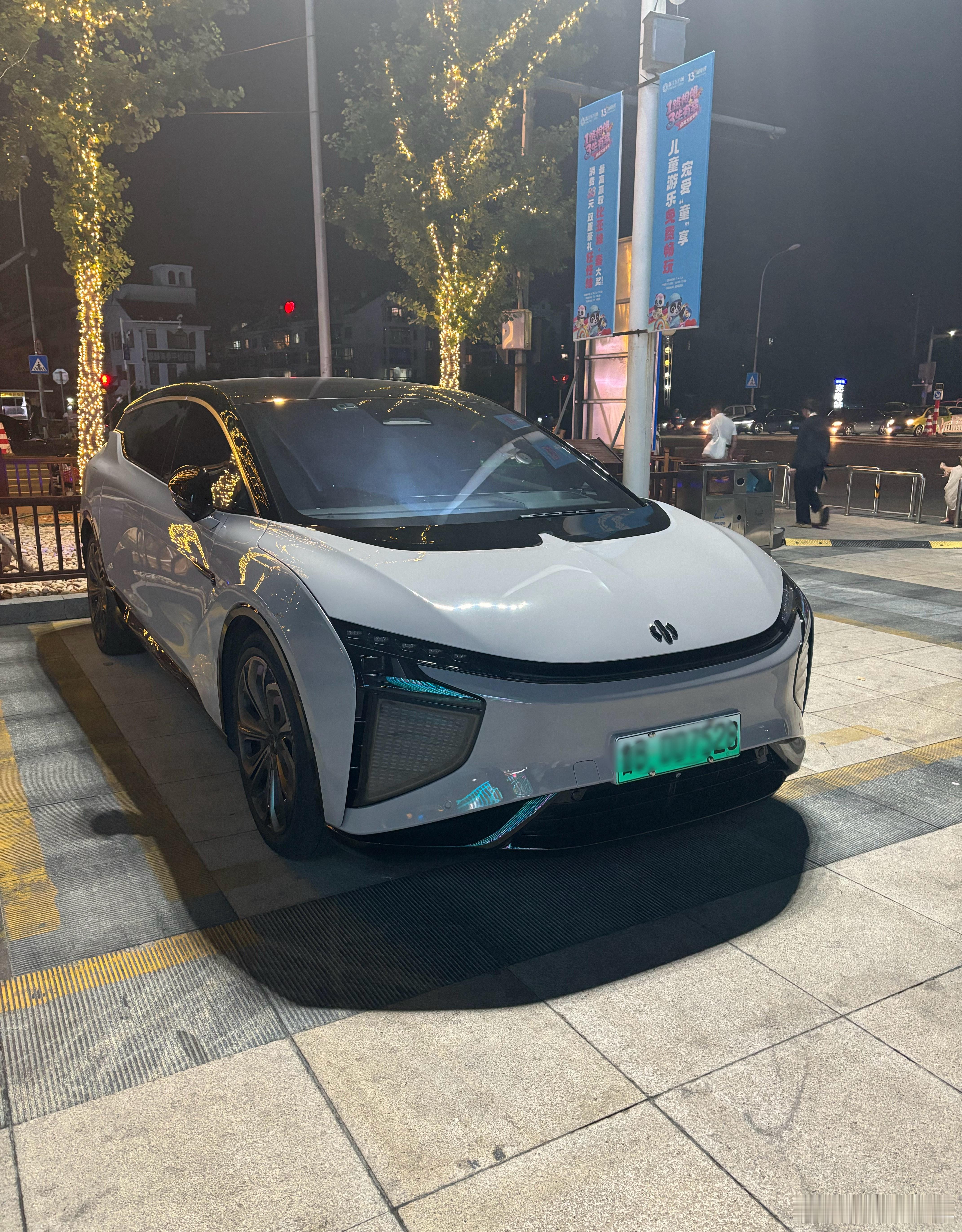 高合这么帅的车，确实有点可惜，可见产品定位的重要性。[摊手] ​​​