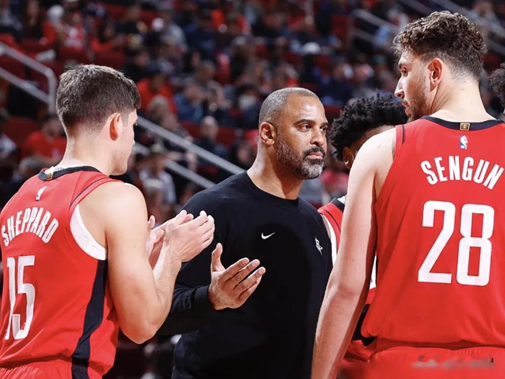 詹姆斯8个失误，湖人输急眼了？3人驱逐，老詹赛后直接点名裁判：“太离谱！”
先