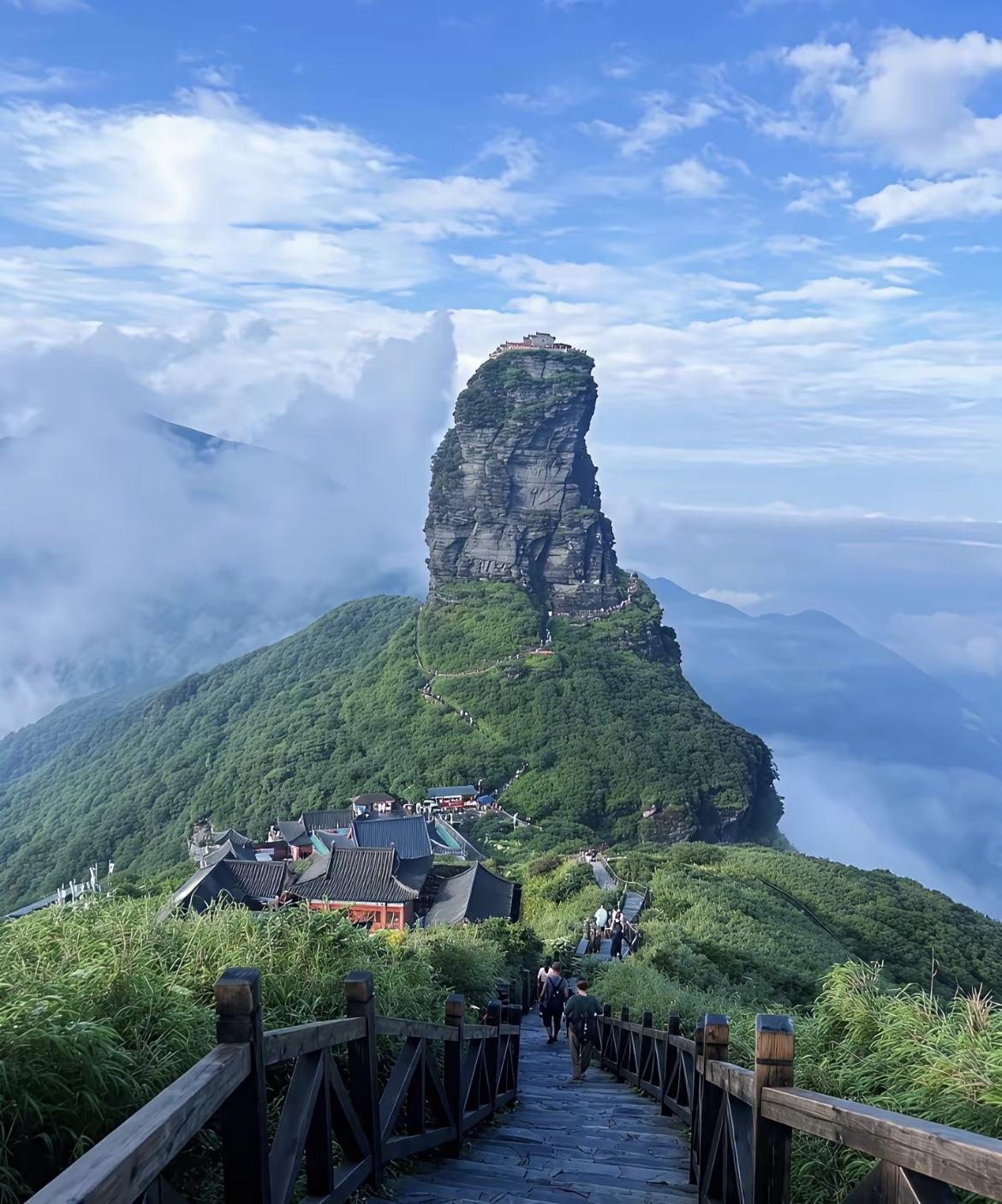 《游天空之城·听梵音静心》
云开金顶见仙宫，石栈盘空路几重。
一桥飞渡烟霞里，恍