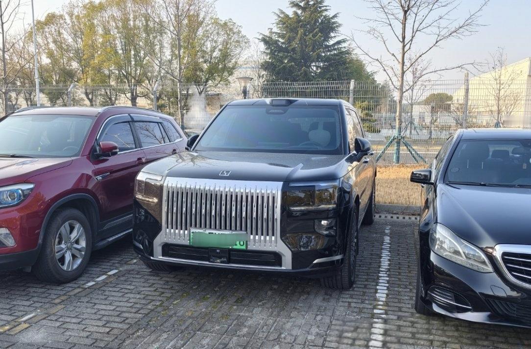 公司已经出现了活的极氪9X了，看来贵司待遇还可以，都买得起这车了。
极氪9X往那