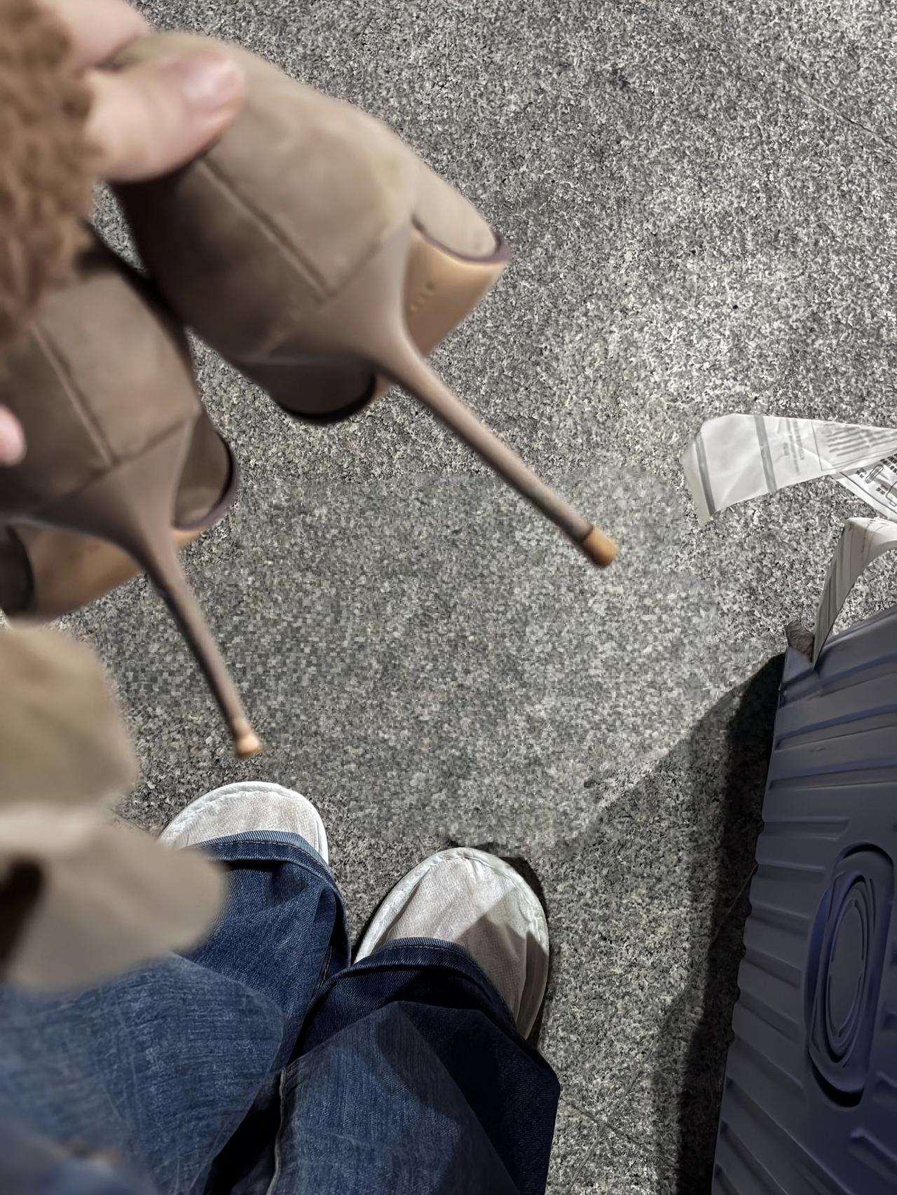 看到这张图狠狠共鸣了，手里攥着精致的高跟鞋，脚下却踩着舒服的帆布鞋，配文“优雅不