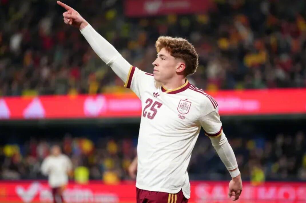 在西班牙3-0大胜塞尔维亚的比赛中，年轻球员维克托-穆尼奥斯上演了首秀，并且立即