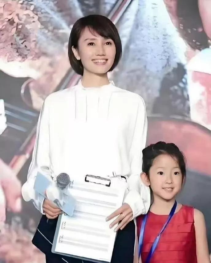 袁泉和夏雨的女儿长大了
长得像爸爸
气质却像妈妈一样灵动 ​
有这么漂亮的妈妈?