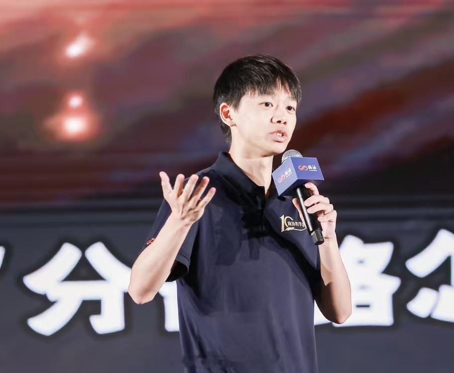 年轻人真的是未来的希望！你看现场有19位获得AI奖学金的大学生，他们一个个眼里都