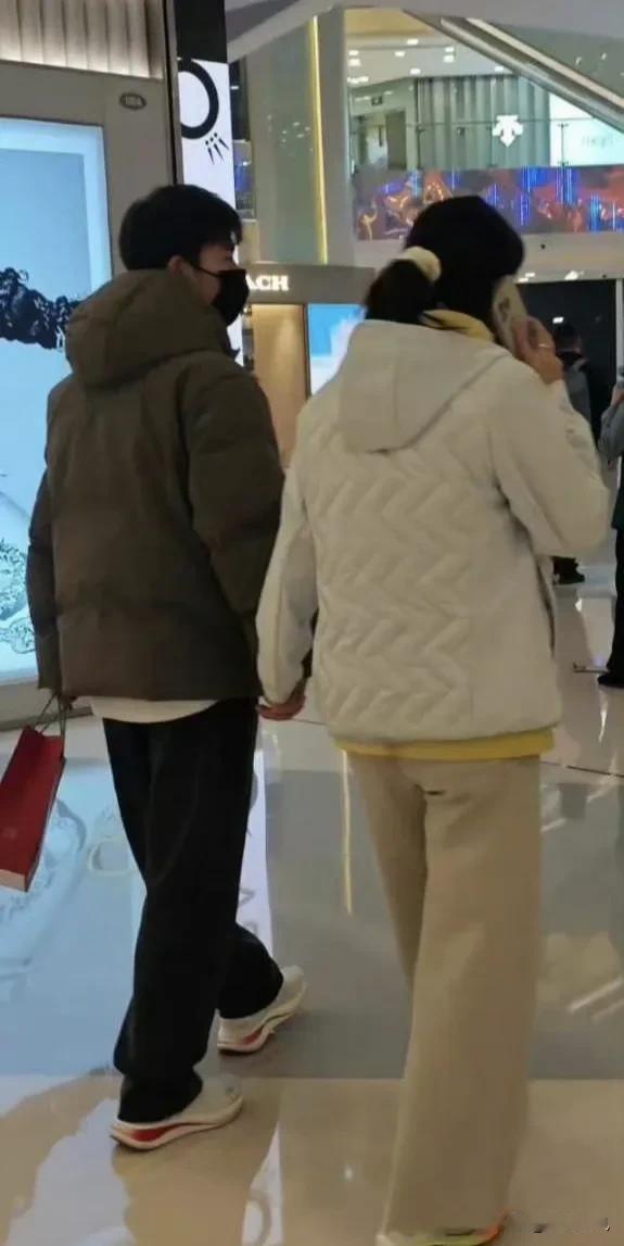 万万没想到，有人看到王昶钱天一牵手逛街，疑似恋情曝光，他俩挺般配的，王昶是羽毛球