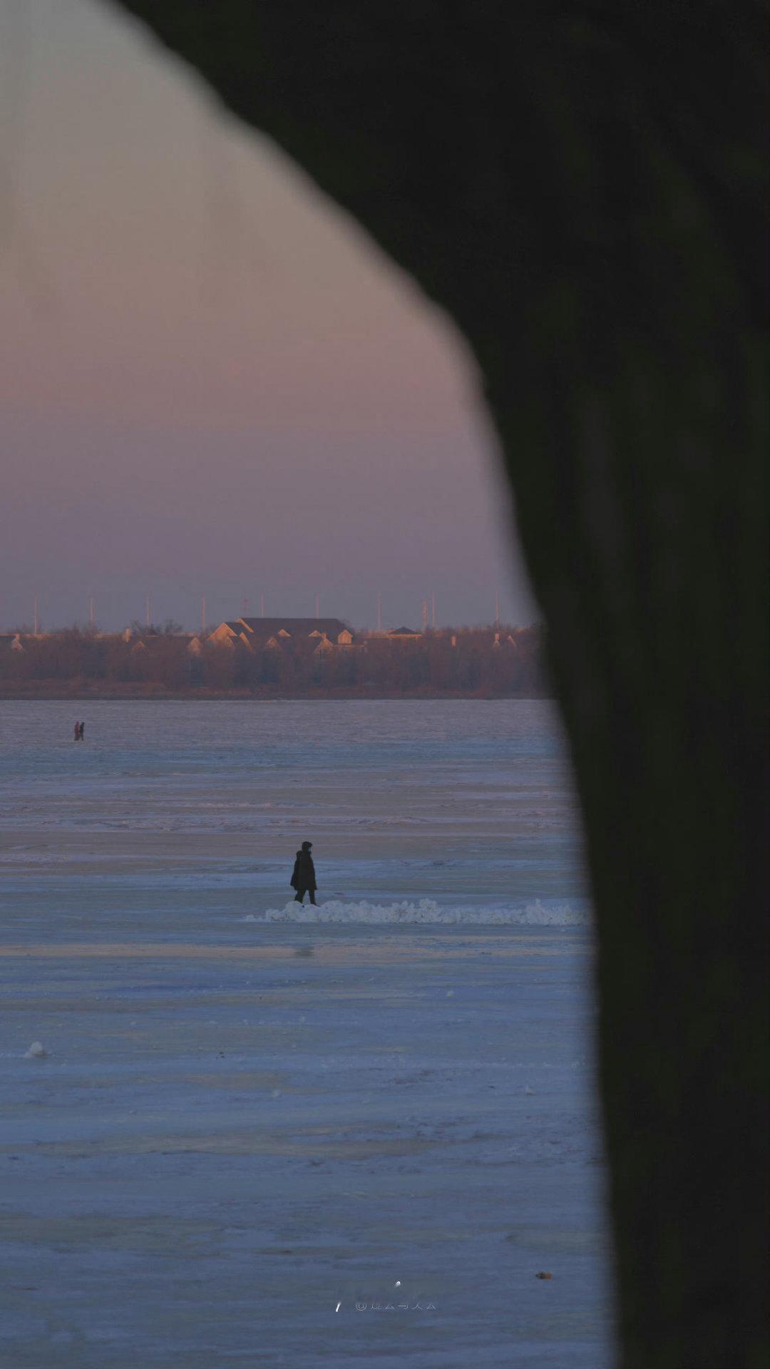 人生的通透，是不再期待他人理解。人与人认知维度不同，三观本就参差，沉默自守、清醒