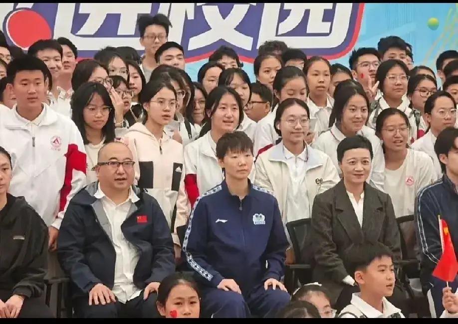 【王曼昱进校园，合影坐得板正】2 月 2 日海口亚洲杯预热的 “国球进校园” 活