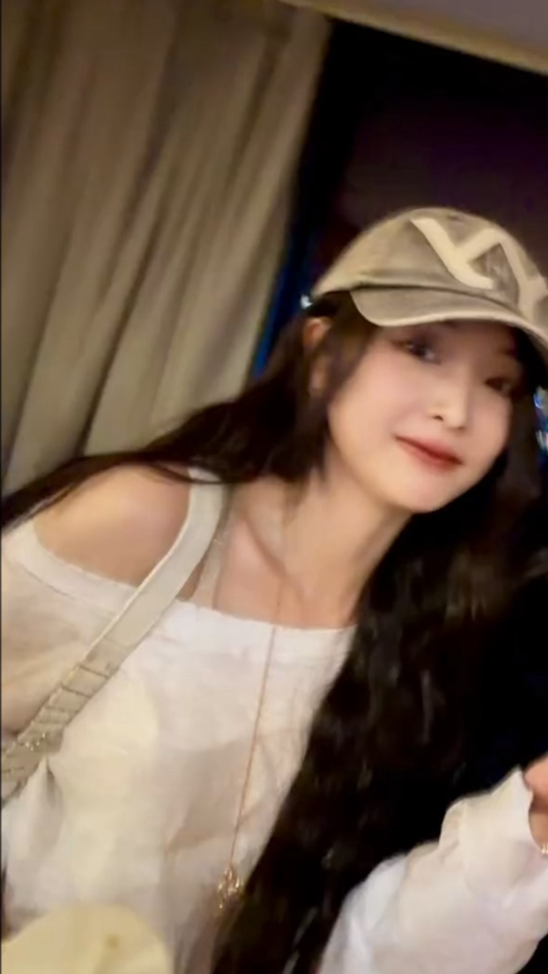 吴宣仪在蔡依林演唱会跟唱倒带.吴宣仪 🍠上吴宣仪今晚看演唱会一个包厢的合影li